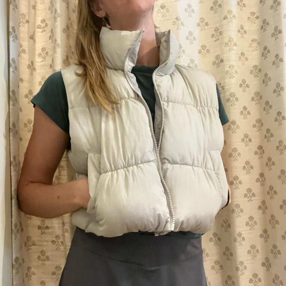 Cropped puffer vest. H&M DIVIDED